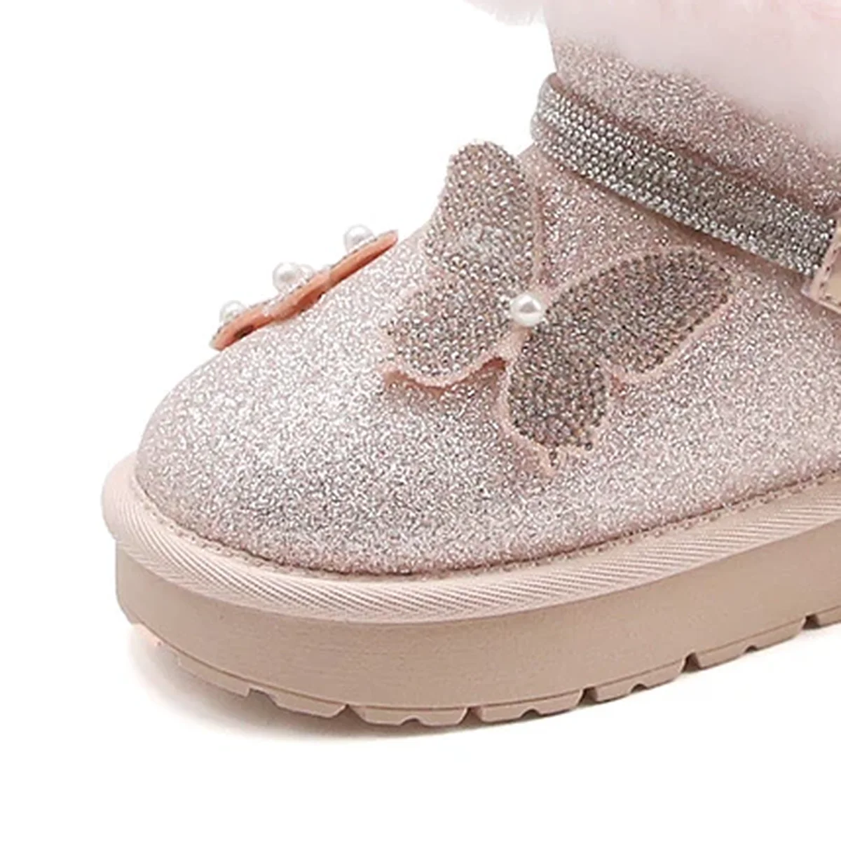 detail du bout et de la semelle des bottines fille roses fourrees a perles decoratives
