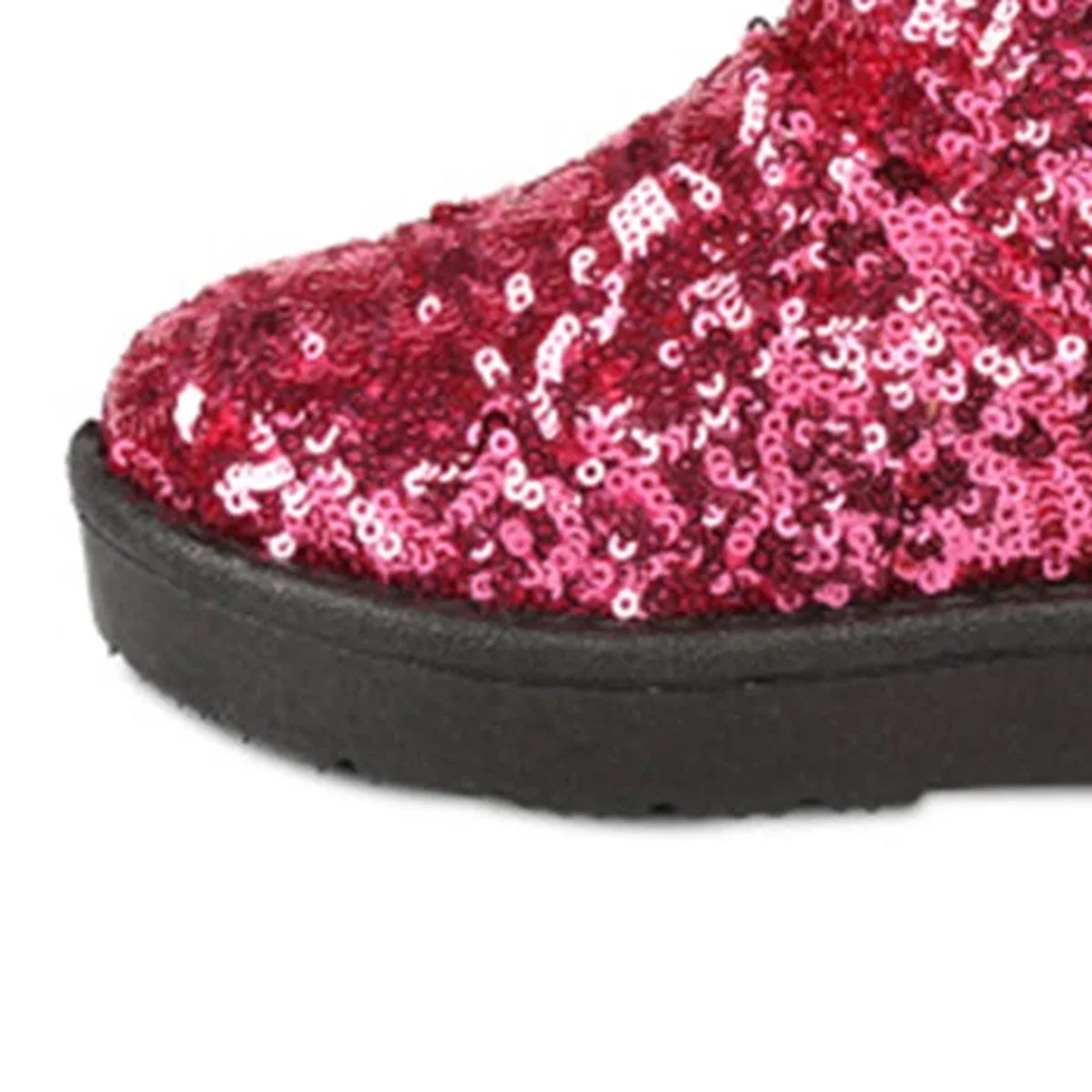 detail du bout et de la semelle des bottines fille roses fourrees a sequins