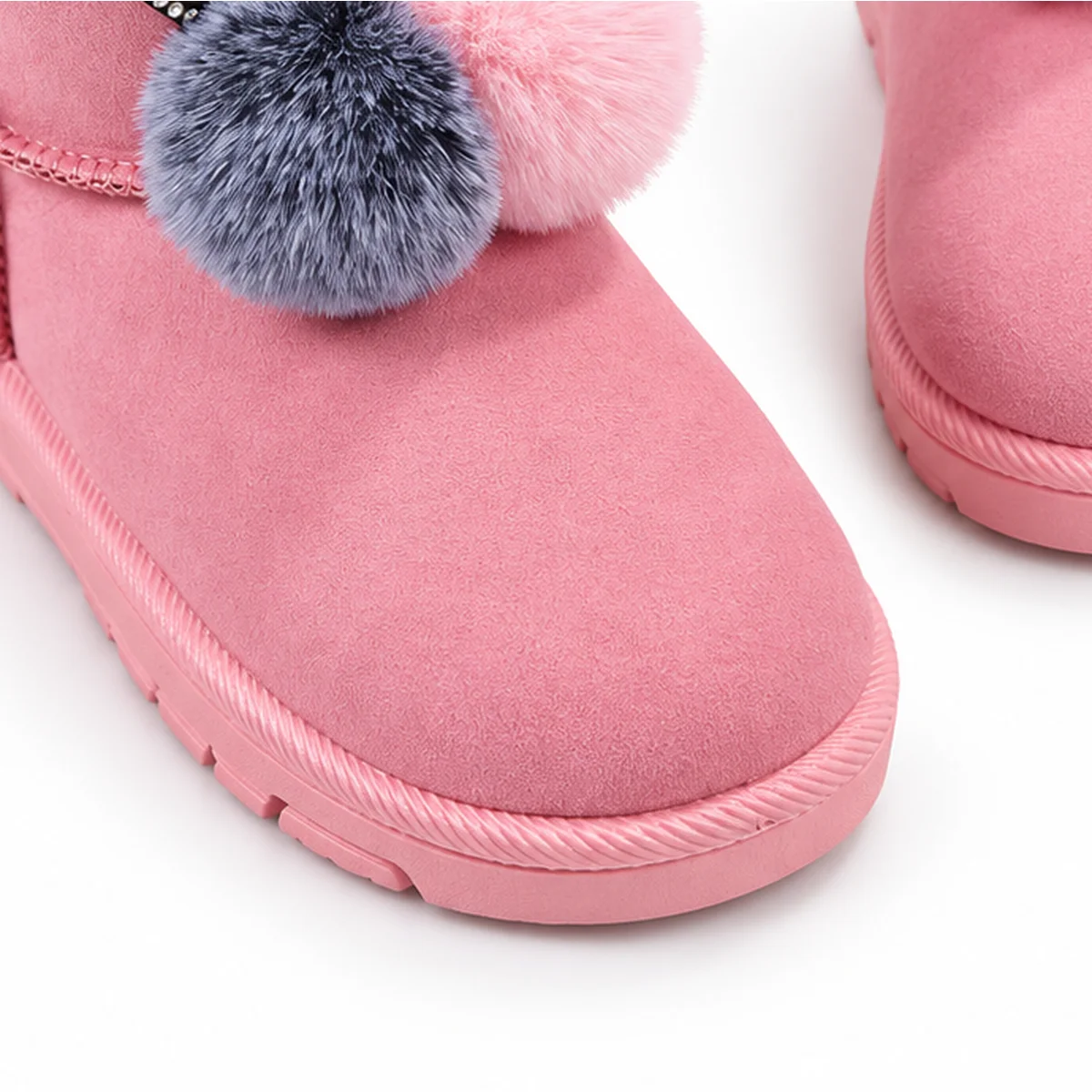 detail du bout et de la semelle des bottines fille roses fourrees lapin a pompons