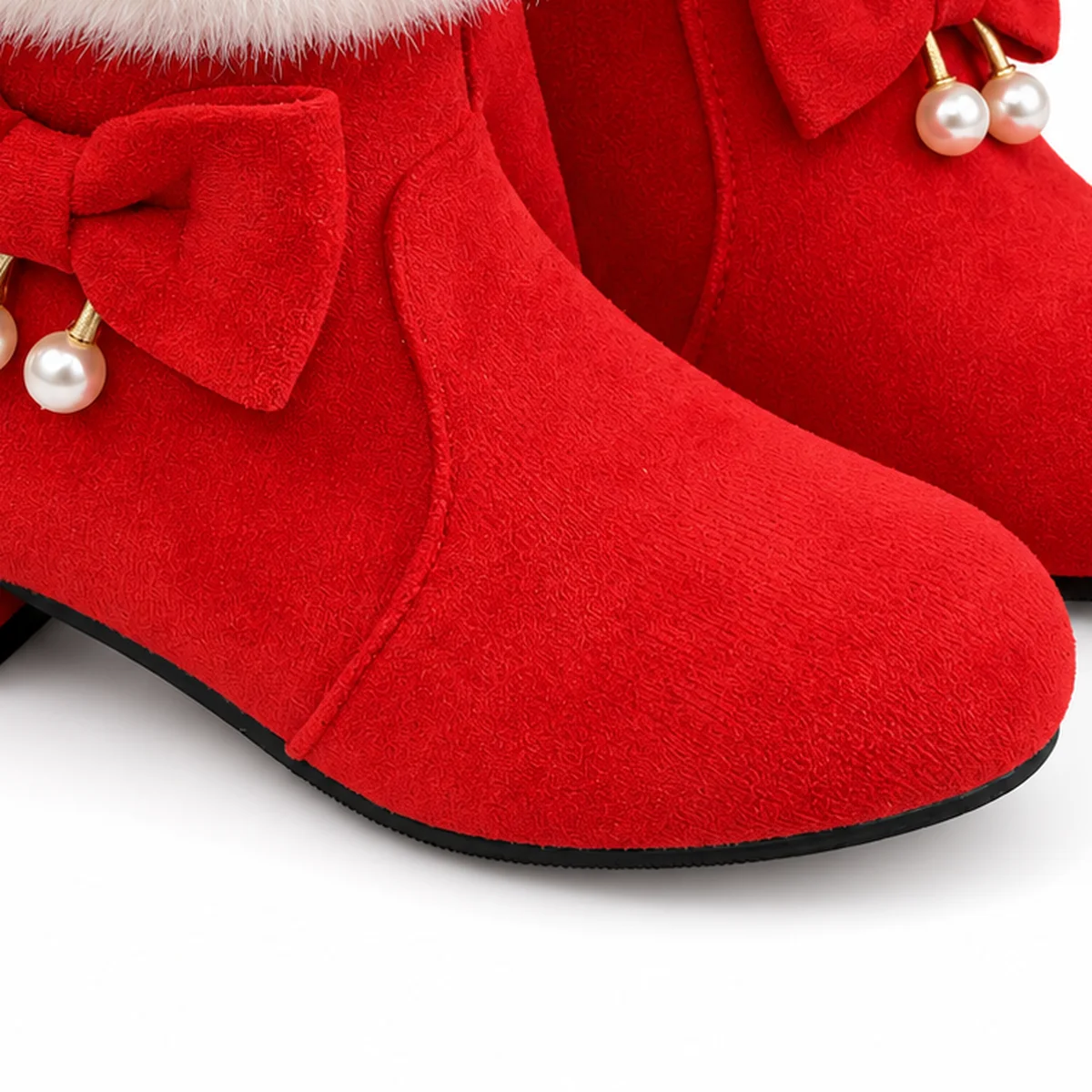 detail du bout et de la semelle des bottines fille rouges fourrees a talon et revers