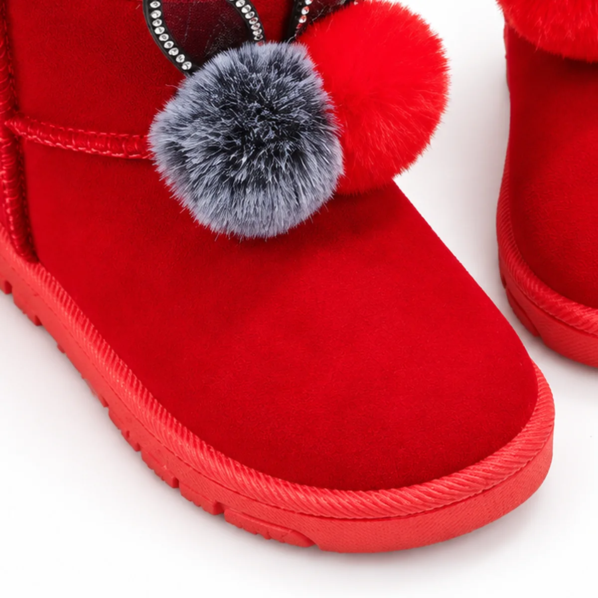 detail du bout et de la semelle des bottines fille rouges fourrees lapin a pompons