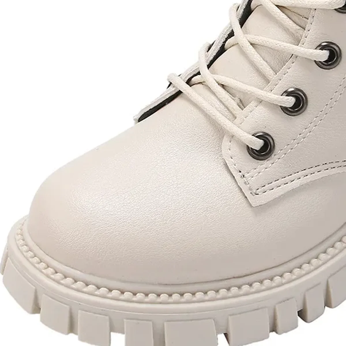 detail du bout et de la semelle des bottines garcon beiges a lacets et zip