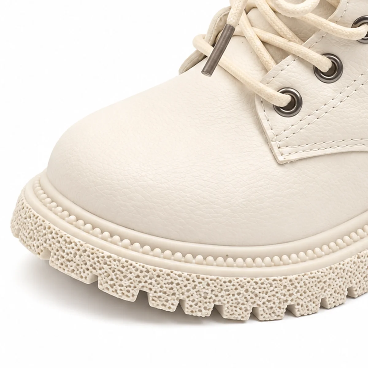 detail du bout et de la semelle des bottines garcon beiges fourrees a lacets et zips