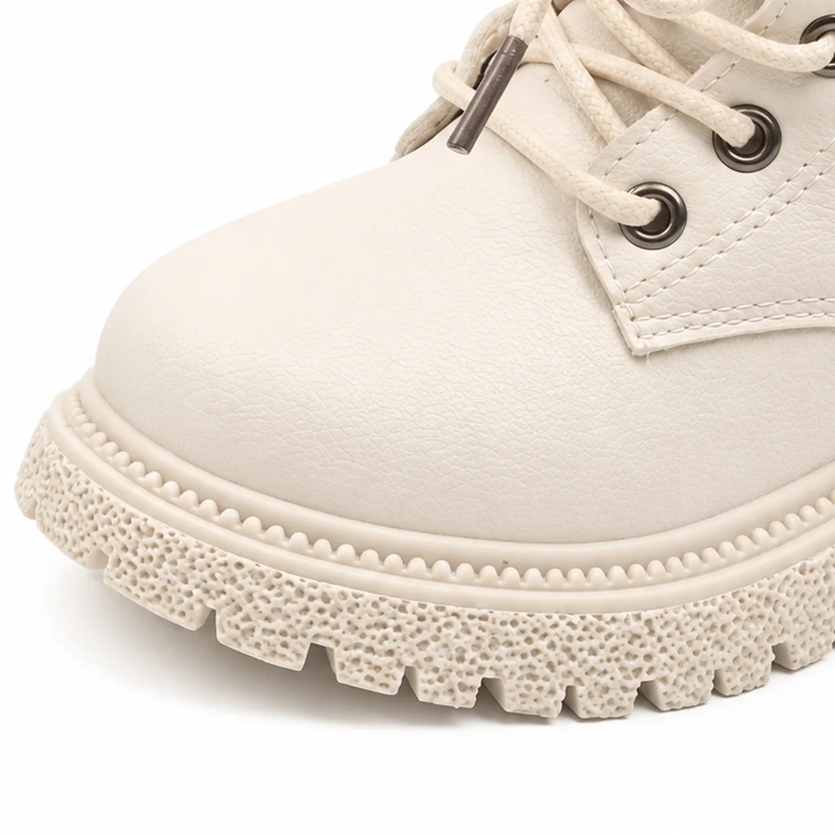 detail du bout et de la semelle des bottines garcon beiges non fourrees a lacets et zips