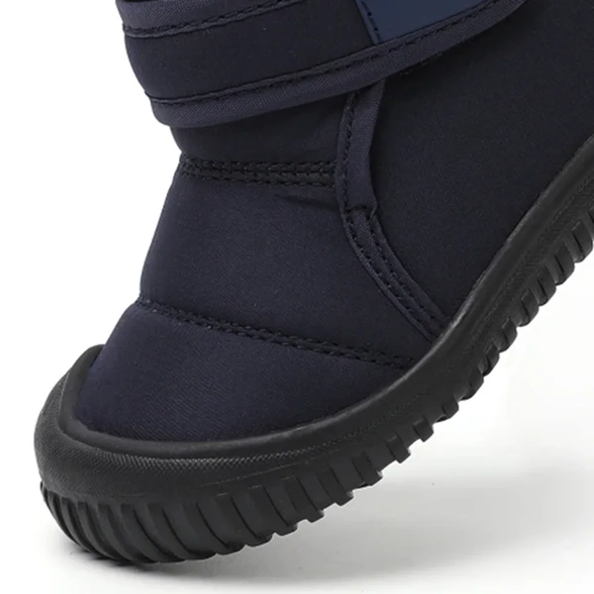 detail du bout et de la semelle des bottines garcon bleu marine fourrees a scratch