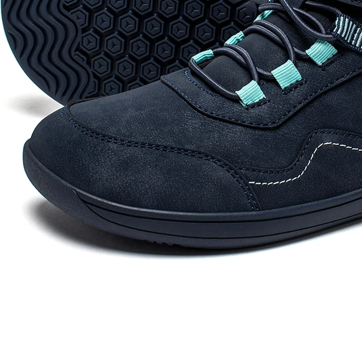 detail du bout et de la semelle des bottines garcon bleues a bout large et scratch