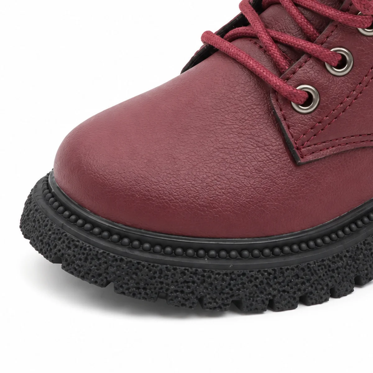 detail du bout et de la semelle des bottines garcon bordeaux fourrees a lacets et zips