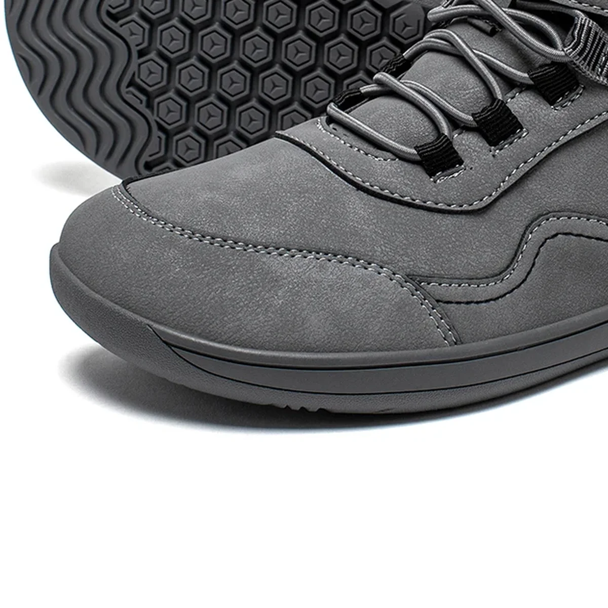 detail du bout et de la semelle des bottines garcon grises a bout large et scratch