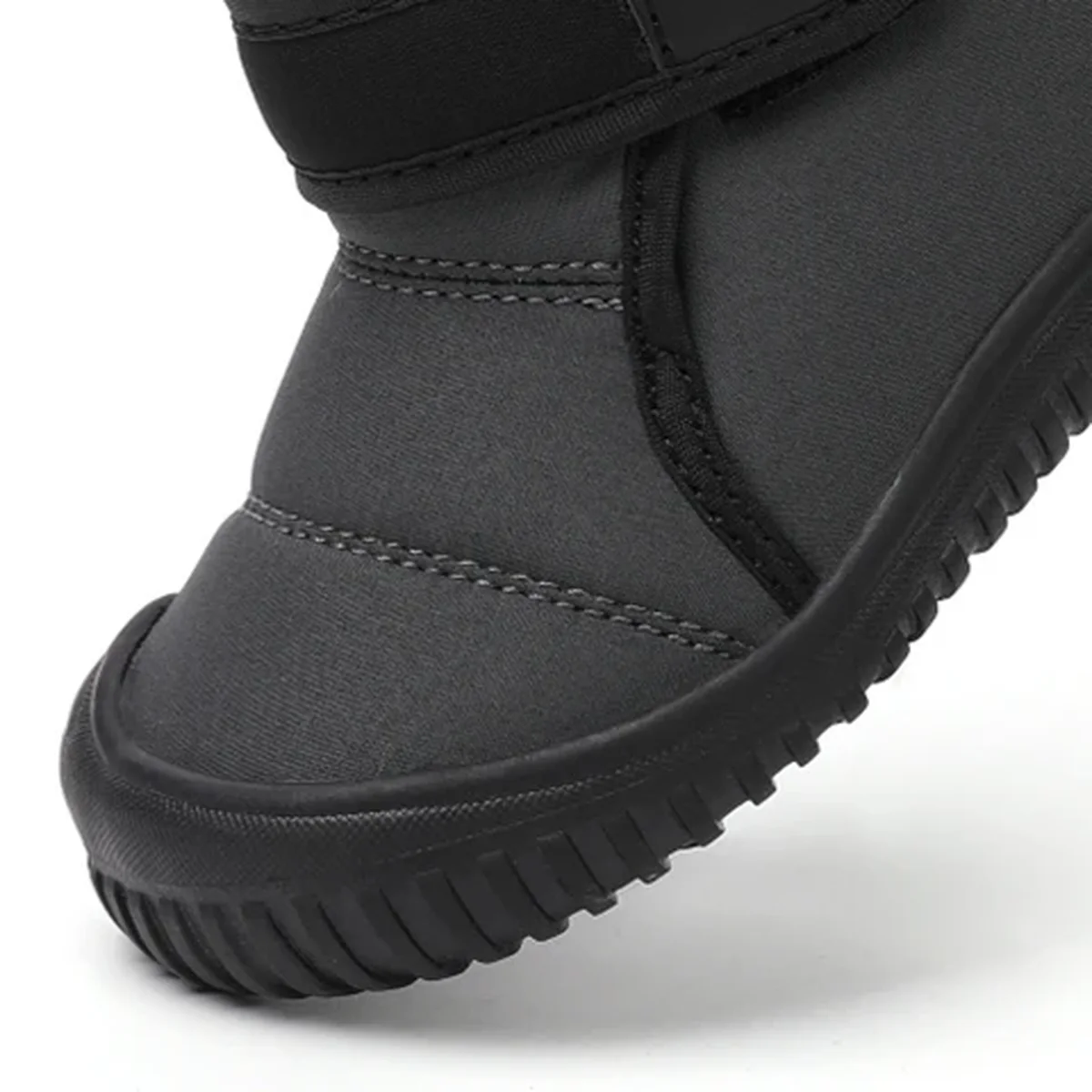 detail du bout et de la semelle des bottines garcon grises fourrees a scratch