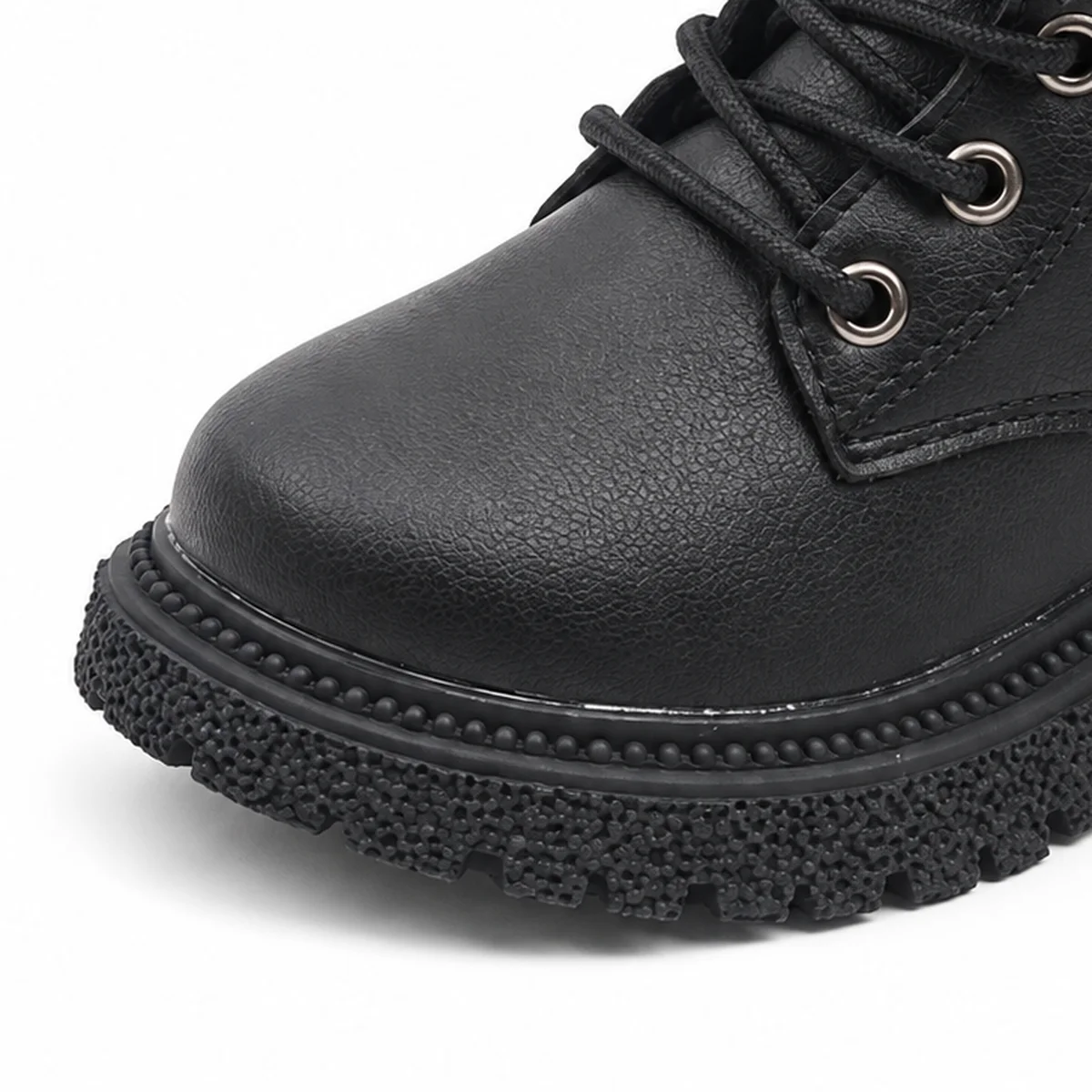 detail du bout et de la semelle des bottines garcon noires fourrees a lacets et zips