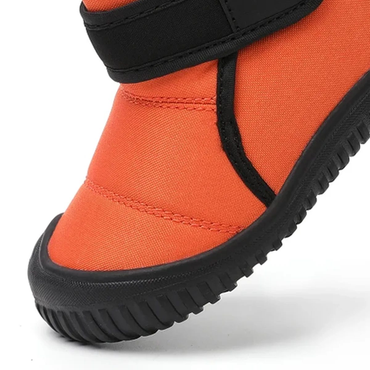 detail du bout et de la semelle des bottines garcon orange fourrees a scratch