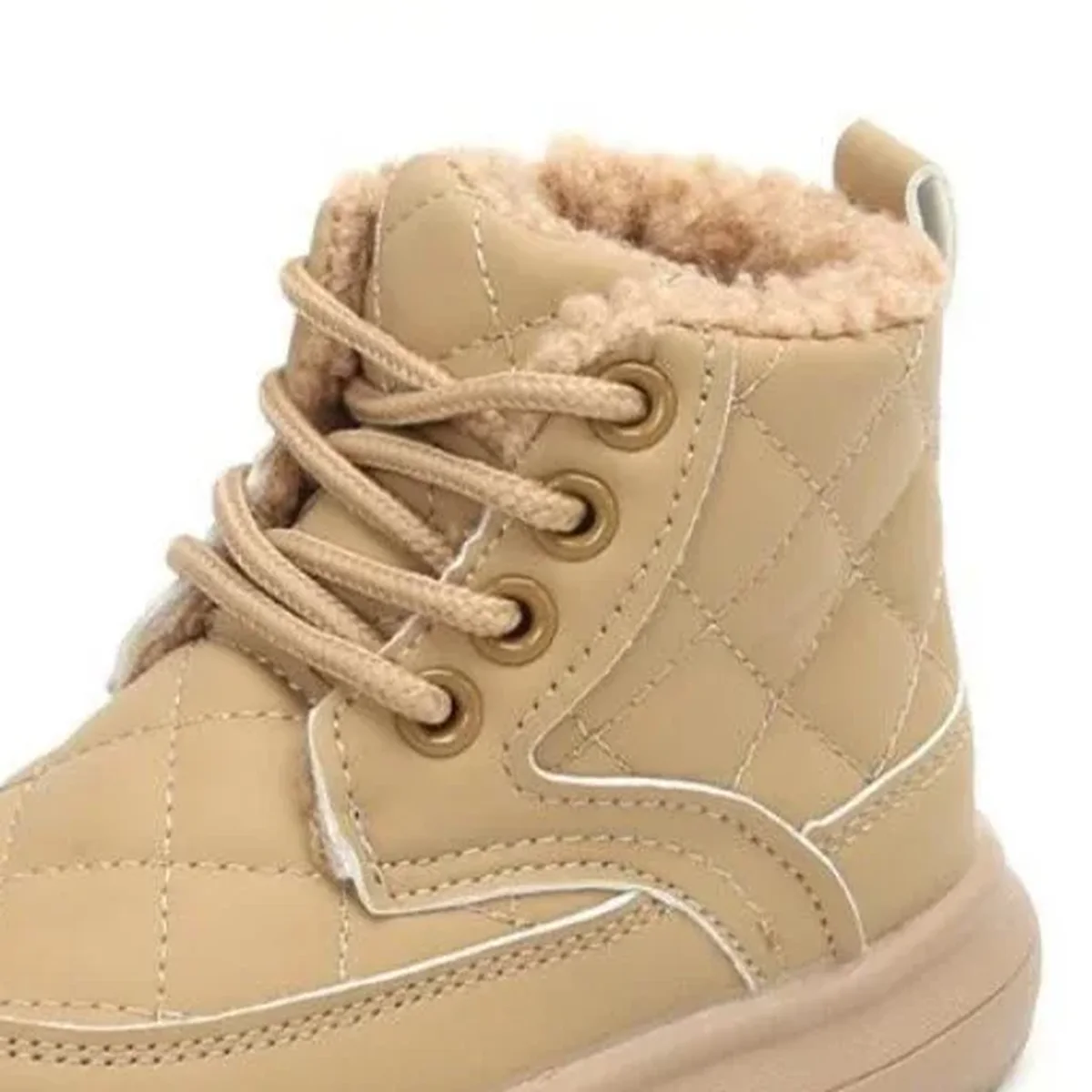 detail du matelassage et des lacets des bottines kaki clair