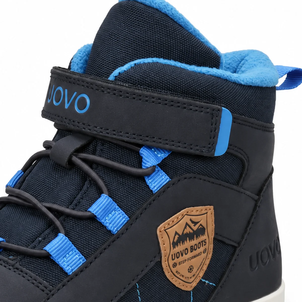detail du scratch et de lecusson des bottines garcon bleu mat