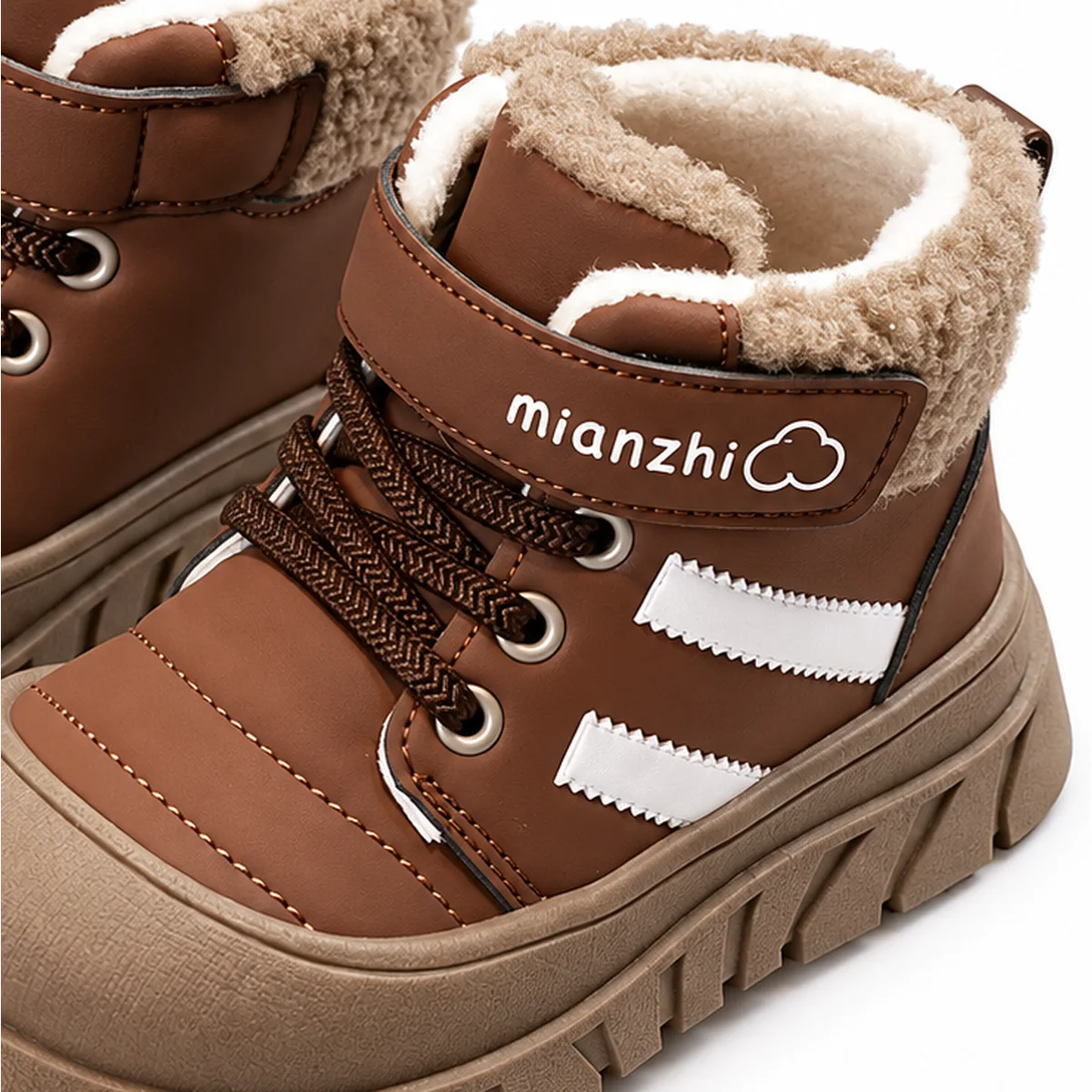 detail du scratch et du col fourre des bottines marron clair a bandes blanches