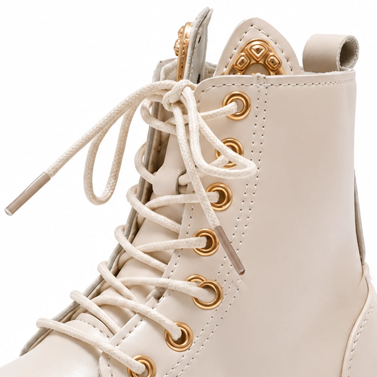 detail lacets creme oeillets dores bottine fille beige