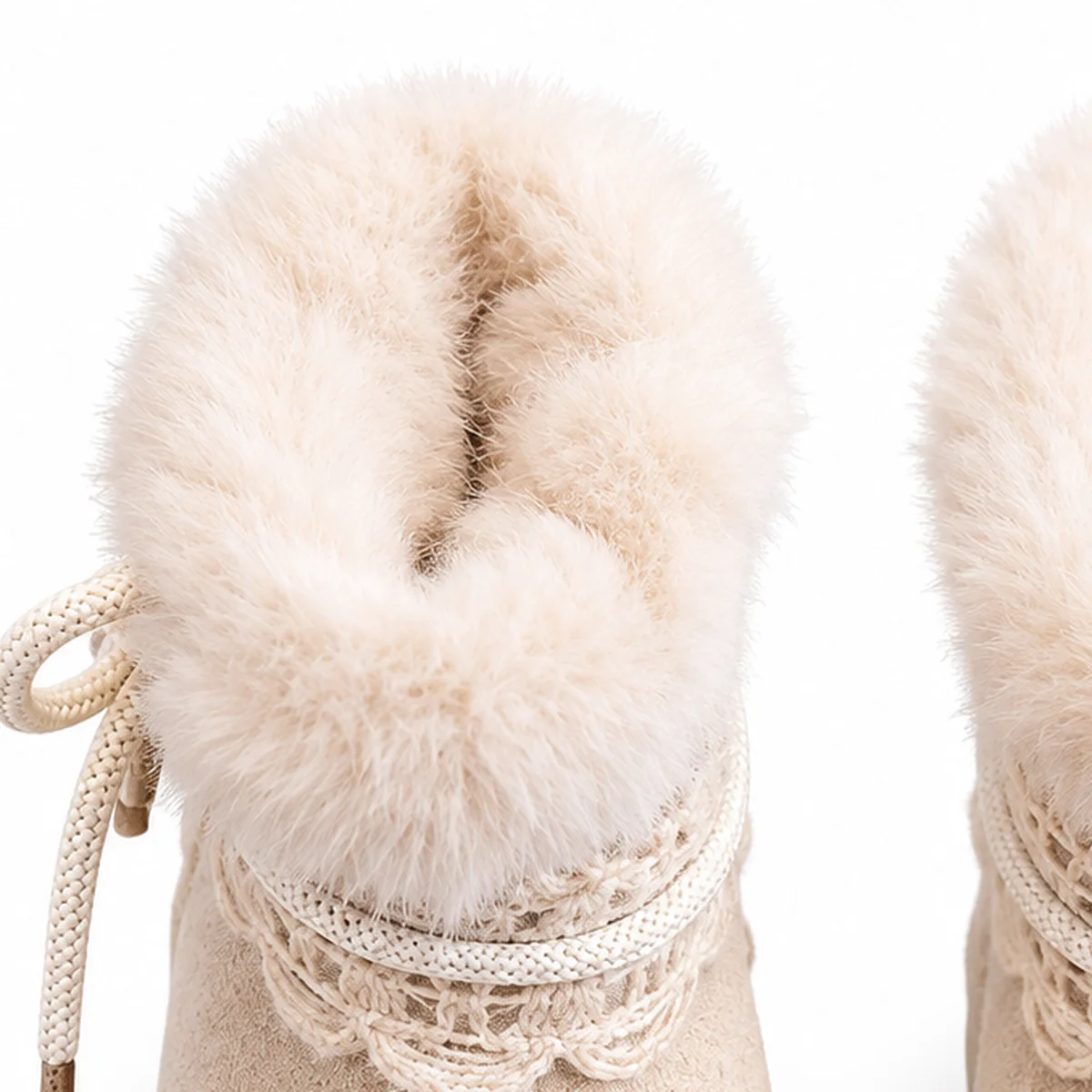 gros plan du haut des bottines bebe fille beiges fourrees a noeud