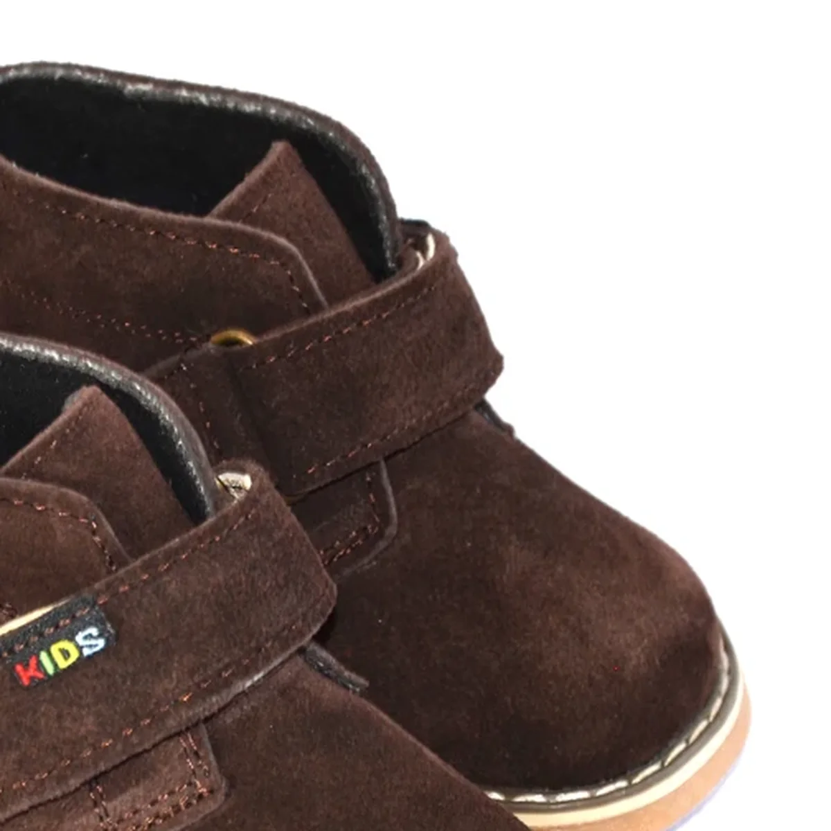 gros plan du haut des bottines bebe garcon marron a scratch