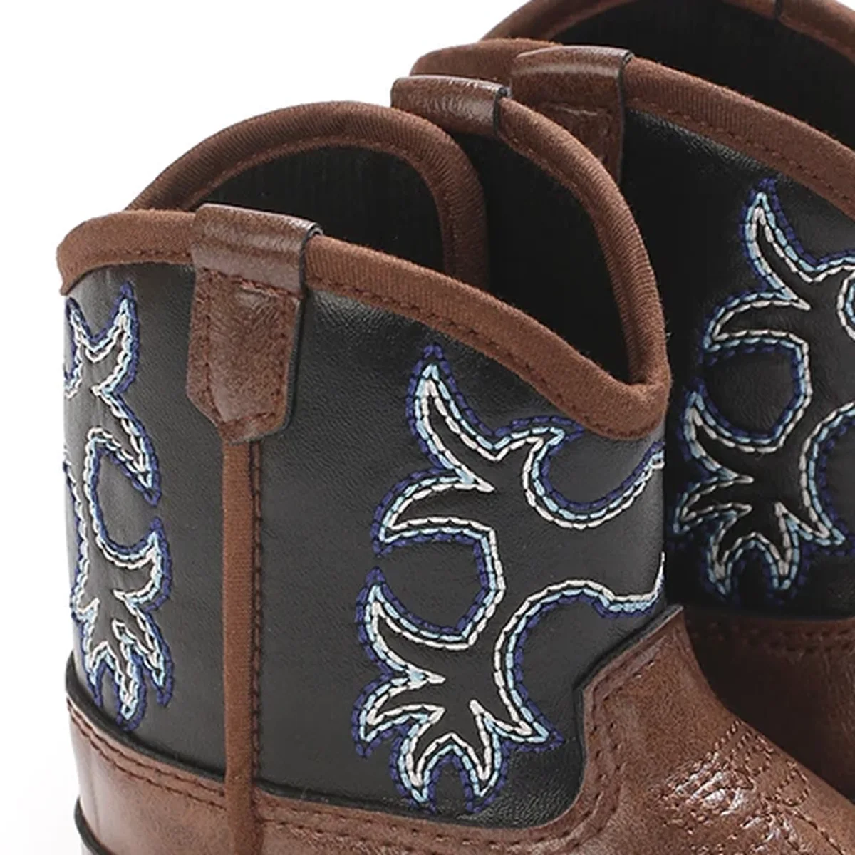 gros plan du haut des bottines bebe western marron cafe brodees a scratch