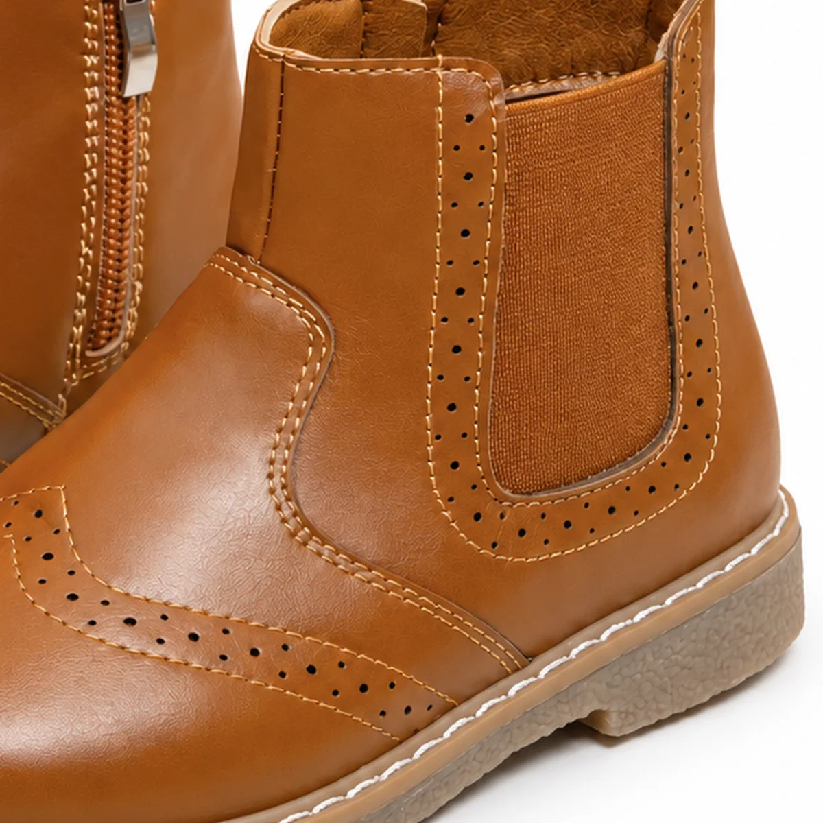 gros plan du haut des bottines chelsea garcon camel a zip