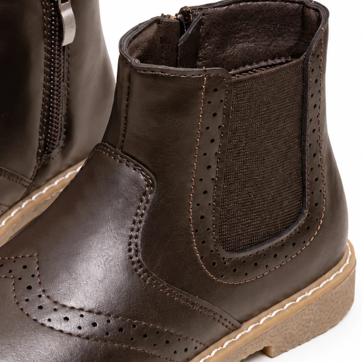 gros plan du haut des bottines chelsea garcon marron a zip
