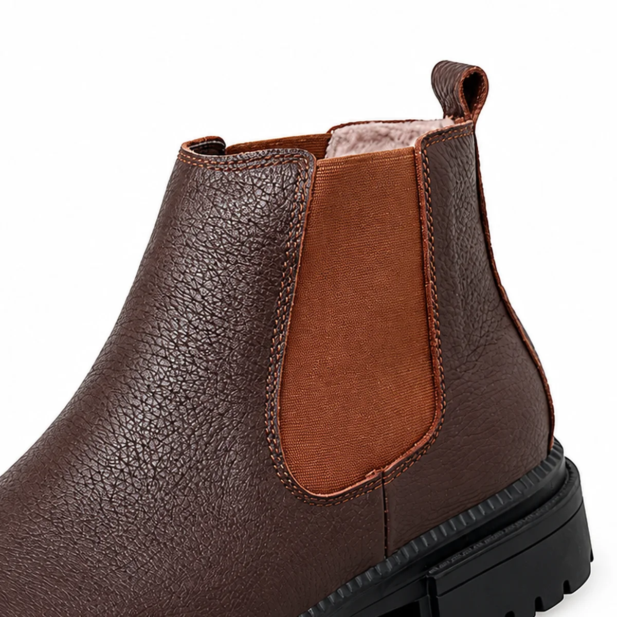 gros plan du haut des bottines chelsea homme marron fourrees