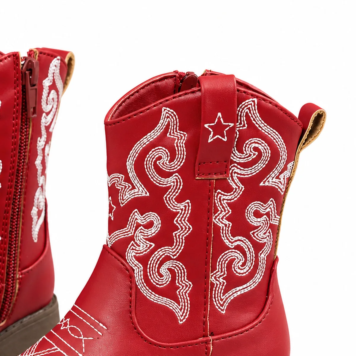 gros plan du haut des bottines cowboy fille rouges brodees