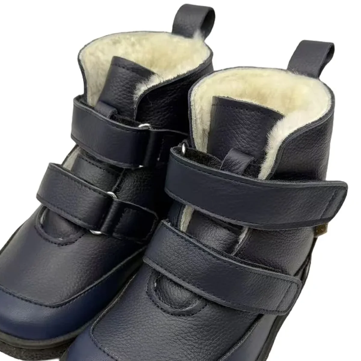 gros plan du haut des bottines enfant bleu marine fourrees a double scratch
