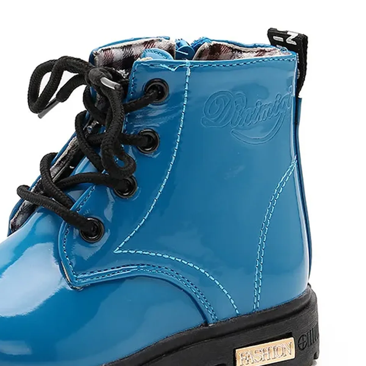 gros plan du haut des bottines enfant bleues a lacets en similicuir