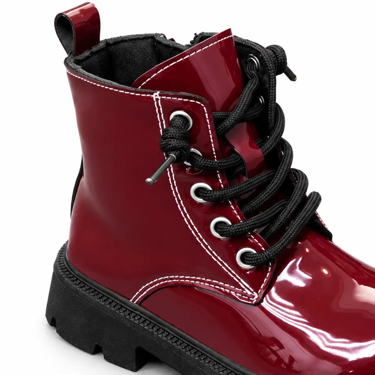 gros plan du haut des bottines enfant bordeaux a lacets et zip
