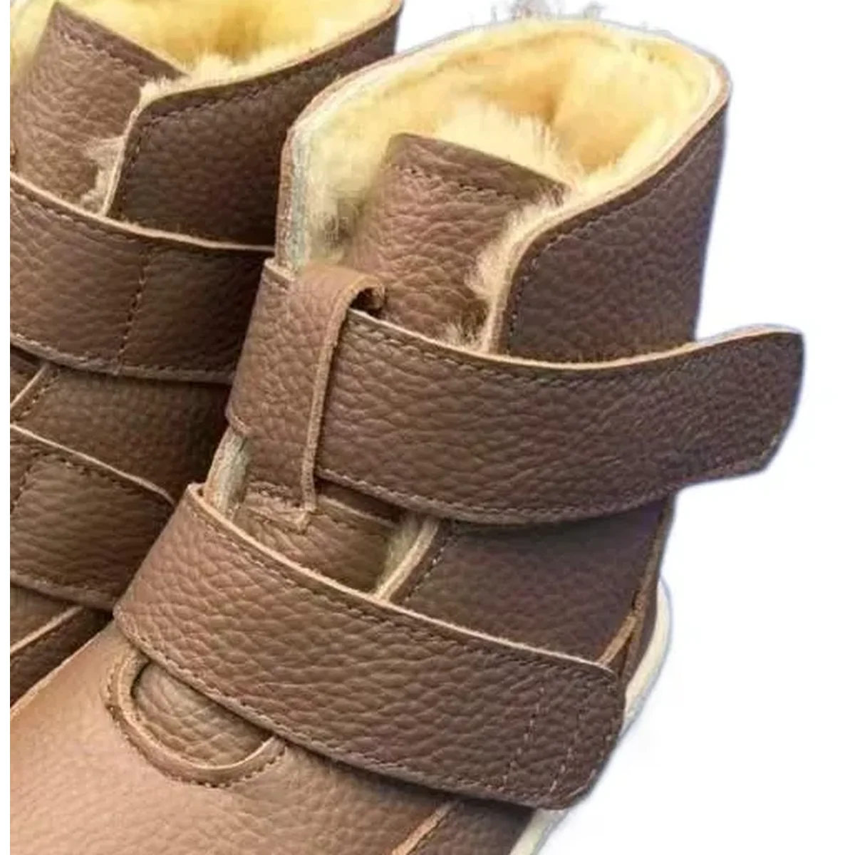 gros plan du haut des bottines enfant cafe clair fourrees a double scratch