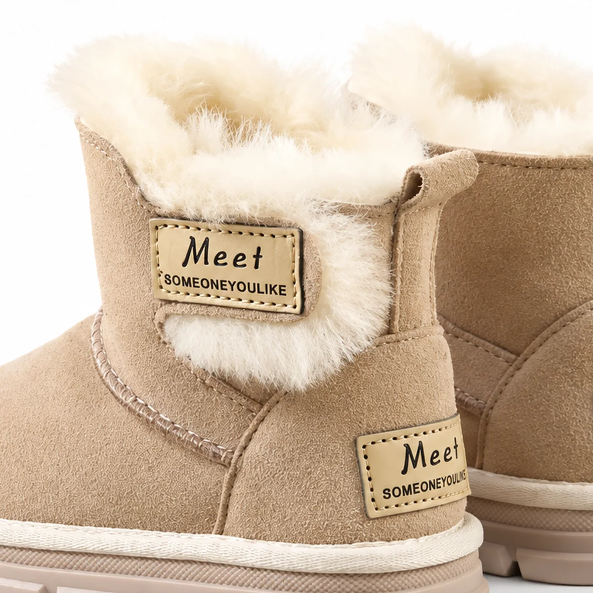 gros plan du haut des bottines enfant creme fourrees a scratch