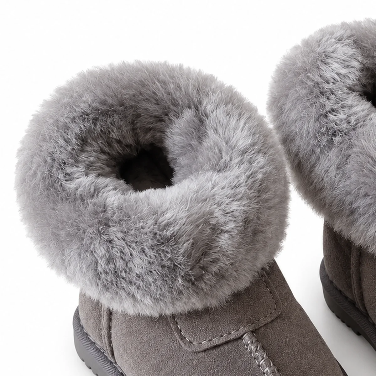 gros plan du haut des bottines enfant grises fourrees a revers
