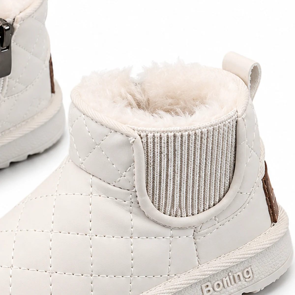 gros plan du haut des bottines enfant ivoire fourrees a zip et revers