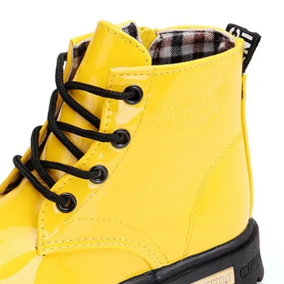 gros plan du haut des bottines enfant jaunes a lacets en similicuir