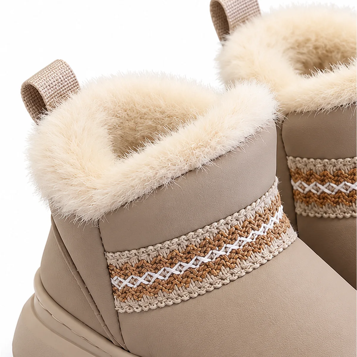 gros plan du haut des bottines enfant kaki fourrees a bande decorative