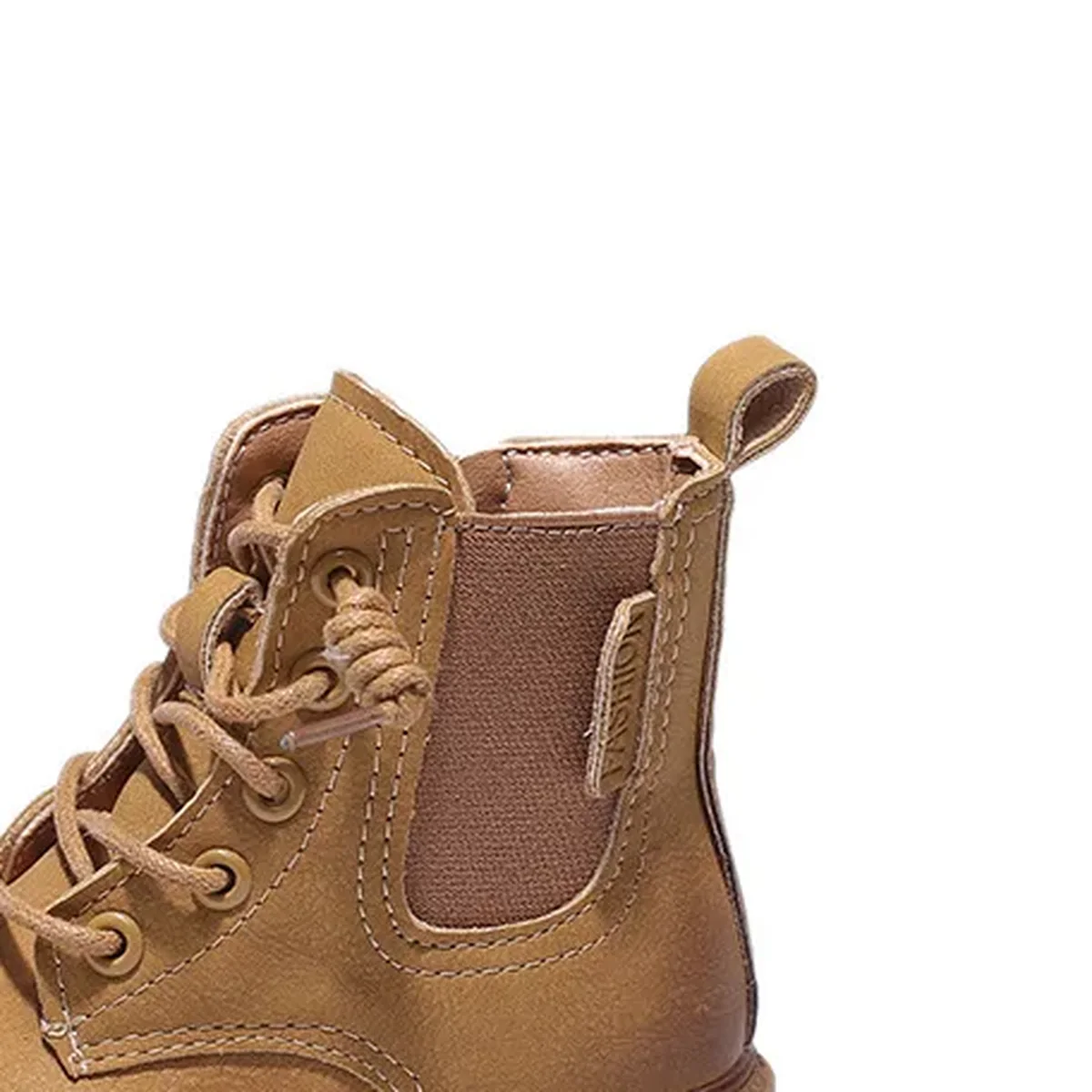 gros plan du haut des bottines enfant marron a lacets