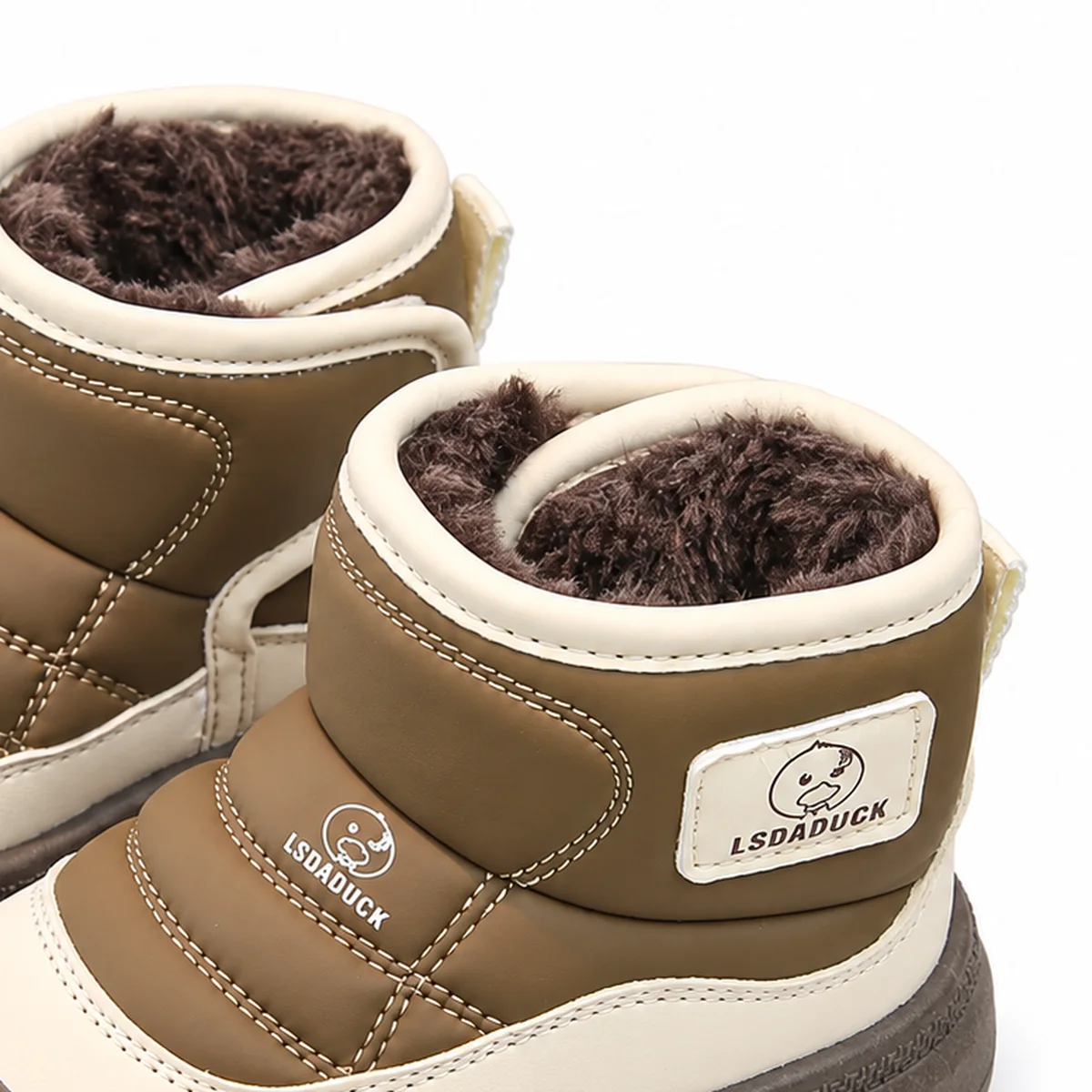 gros plan du haut des bottines enfant marron fourrees a scratch