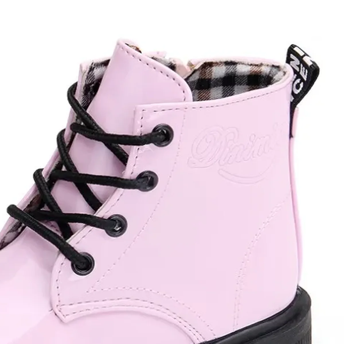 gros plan du haut des bottines enfant roses a lacets en similicuir