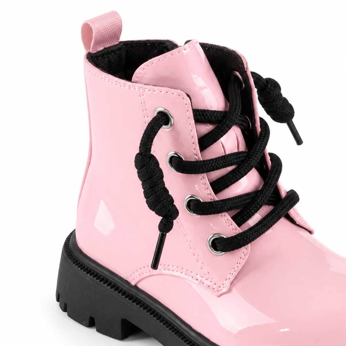 gros plan du haut des bottines enfant roses a lacets et zip