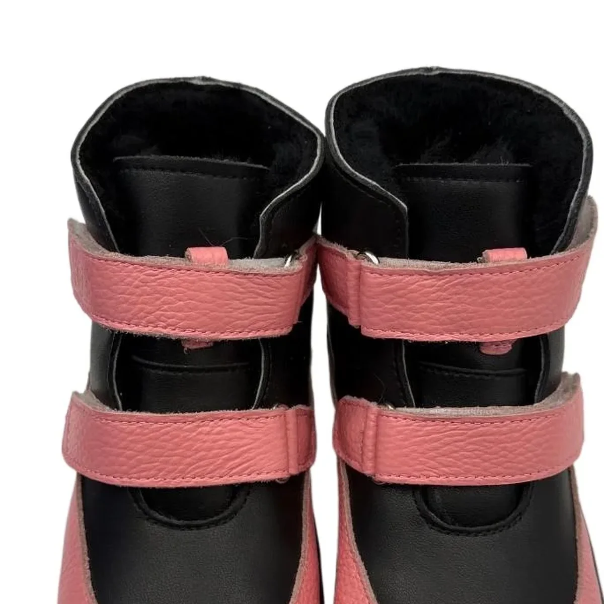 gros plan du haut des bottines enfant roses et noires a double scratch