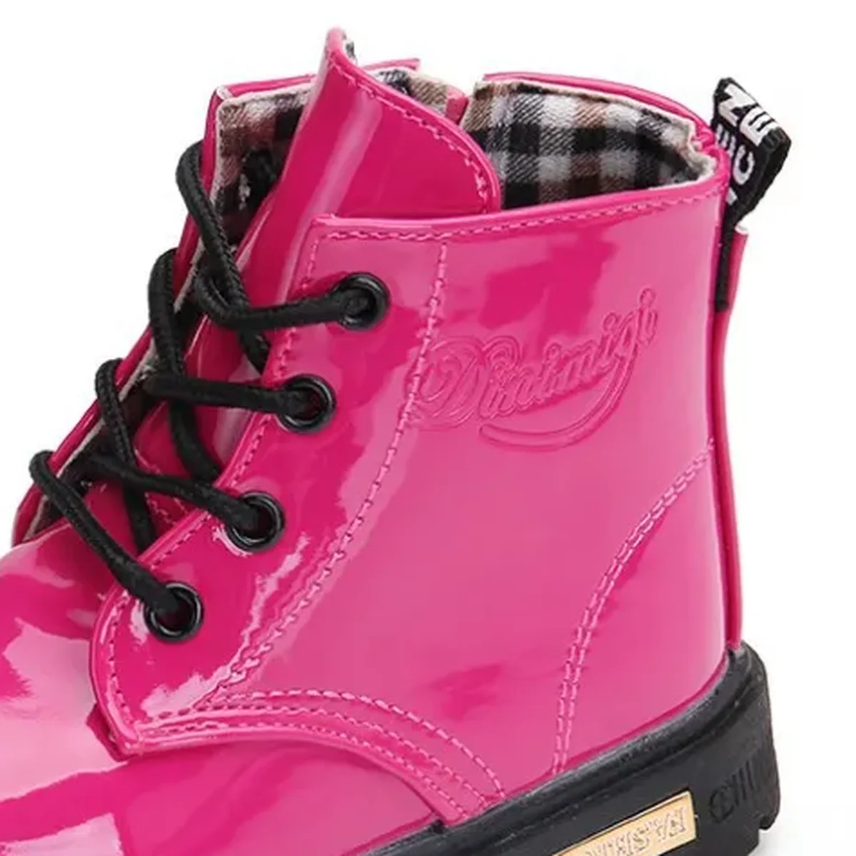 gros plan du haut des bottines enfant rouge framboise a lacets