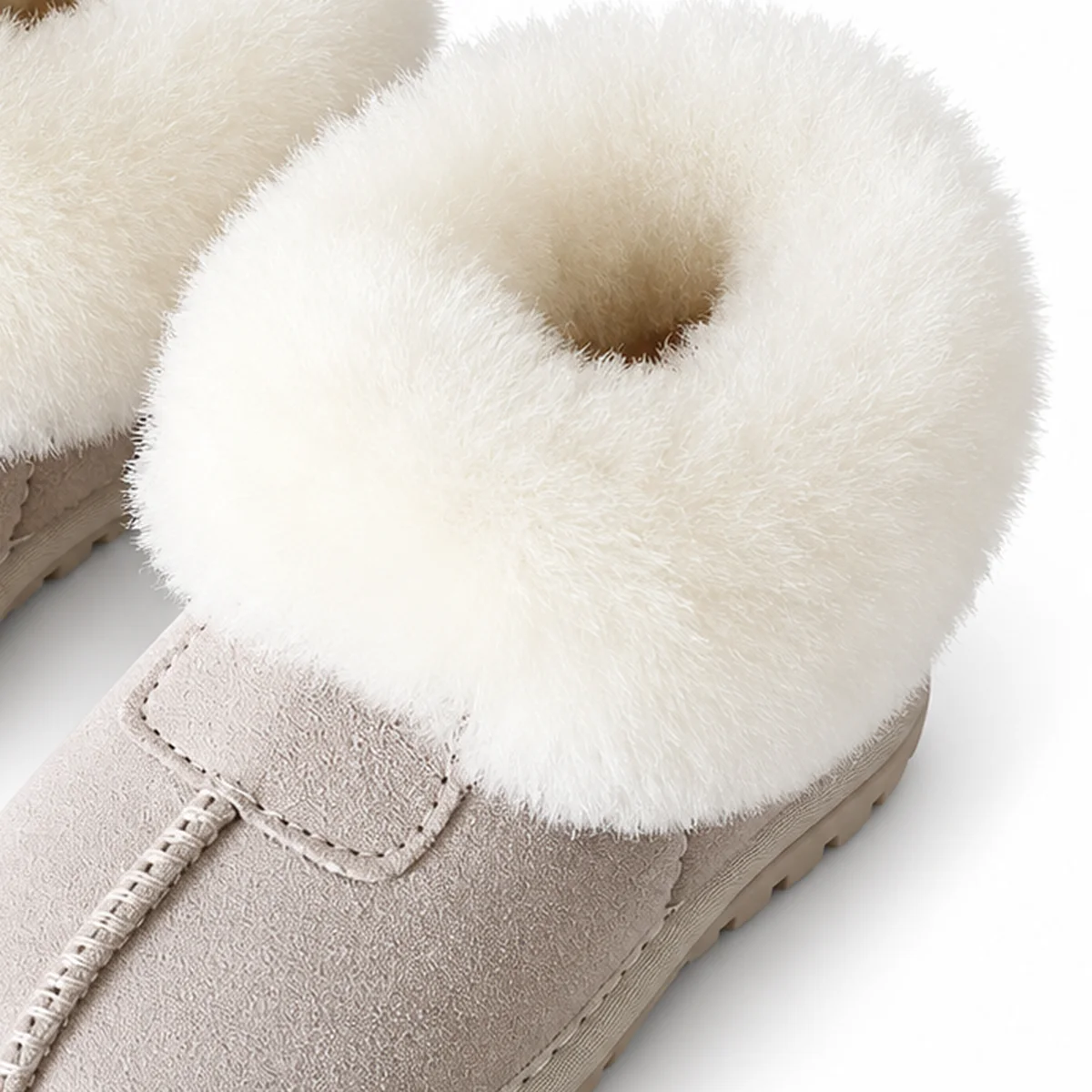 gros plan du haut des bottines enfant sable fourrees a revers