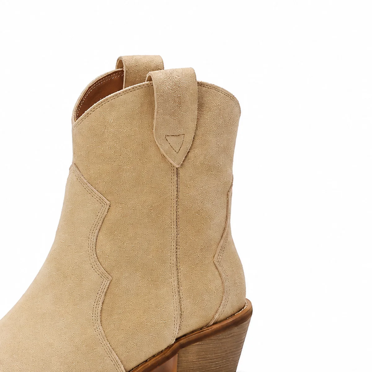 gros plan du haut des bottines femme beige clair western non fourrees