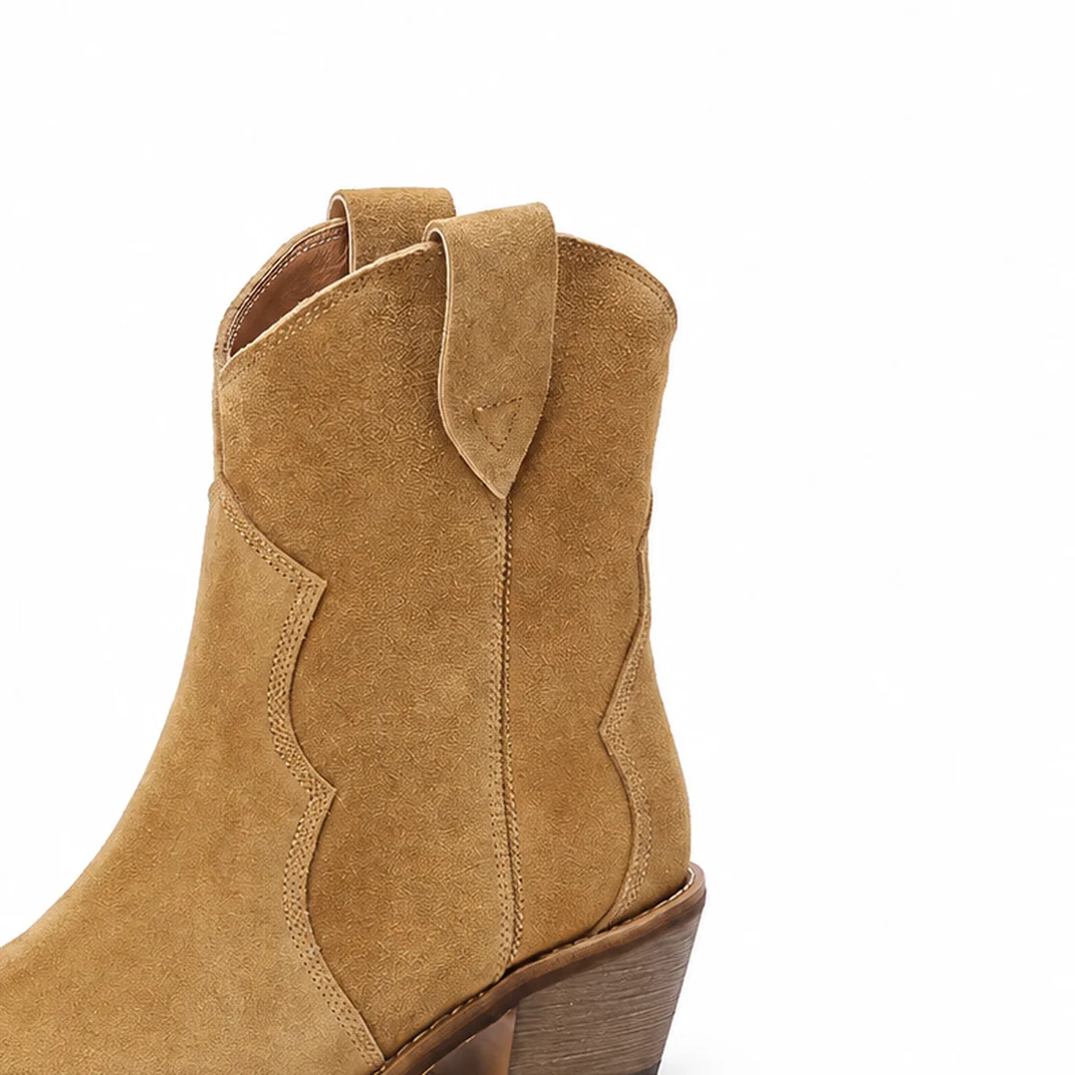 gros plan du haut des bottines femme marron western non fourrees