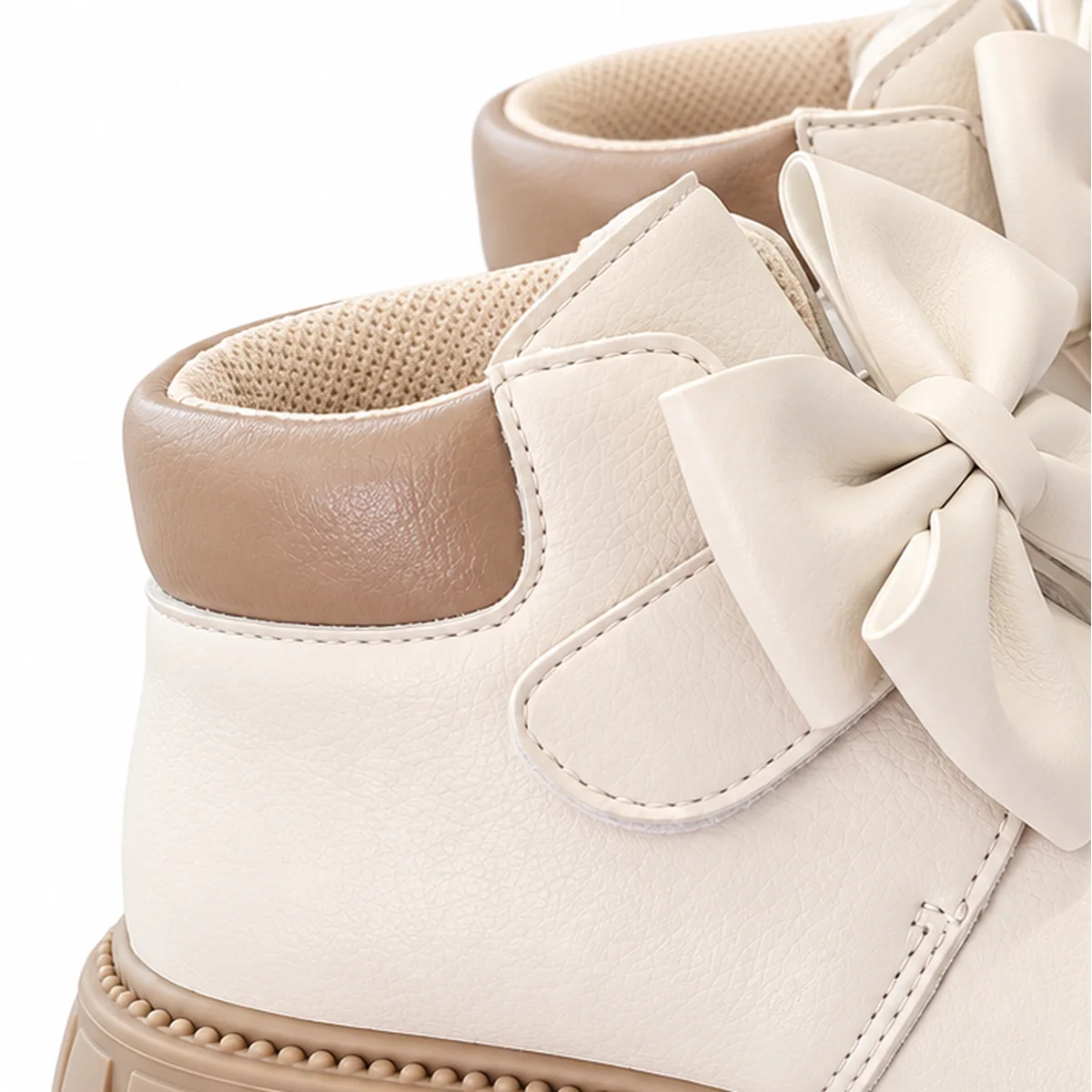gros plan du haut des bottines fille beiges a noeud et scratch