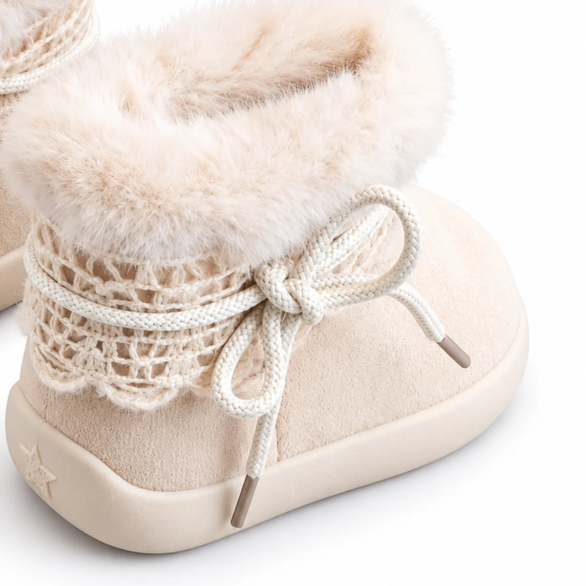 gros plan du haut des bottines fille beiges fourrees a noeud