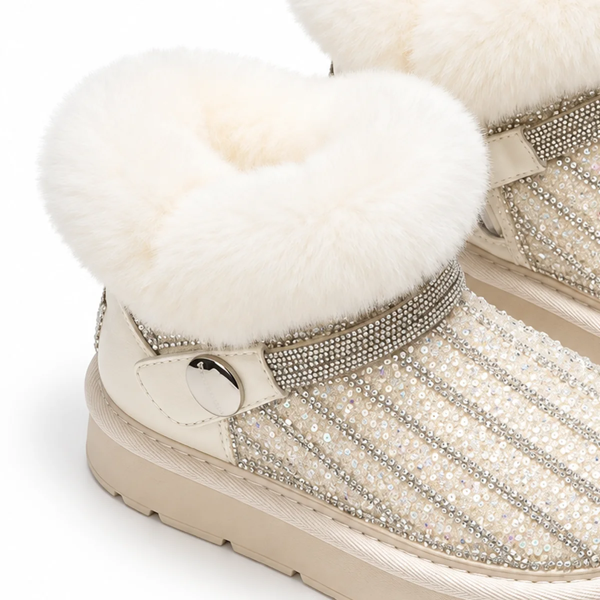 gros plan du haut des bottines fille beiges fourrees a sequins et zip