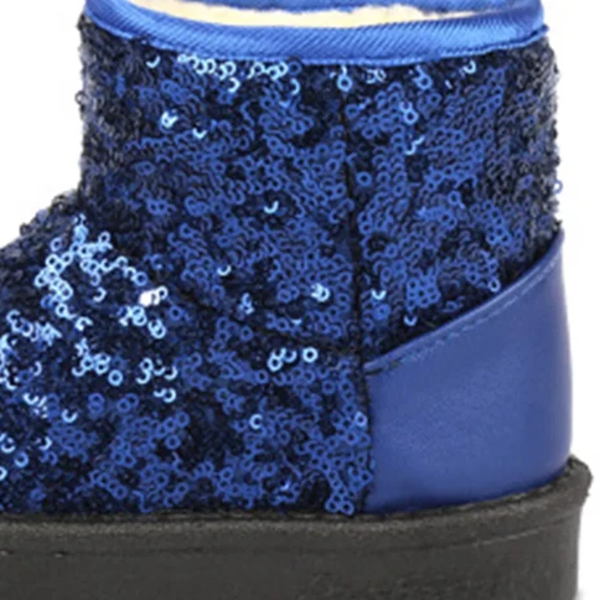 gros plan du haut des bottines fille bleues fourrees a sequins