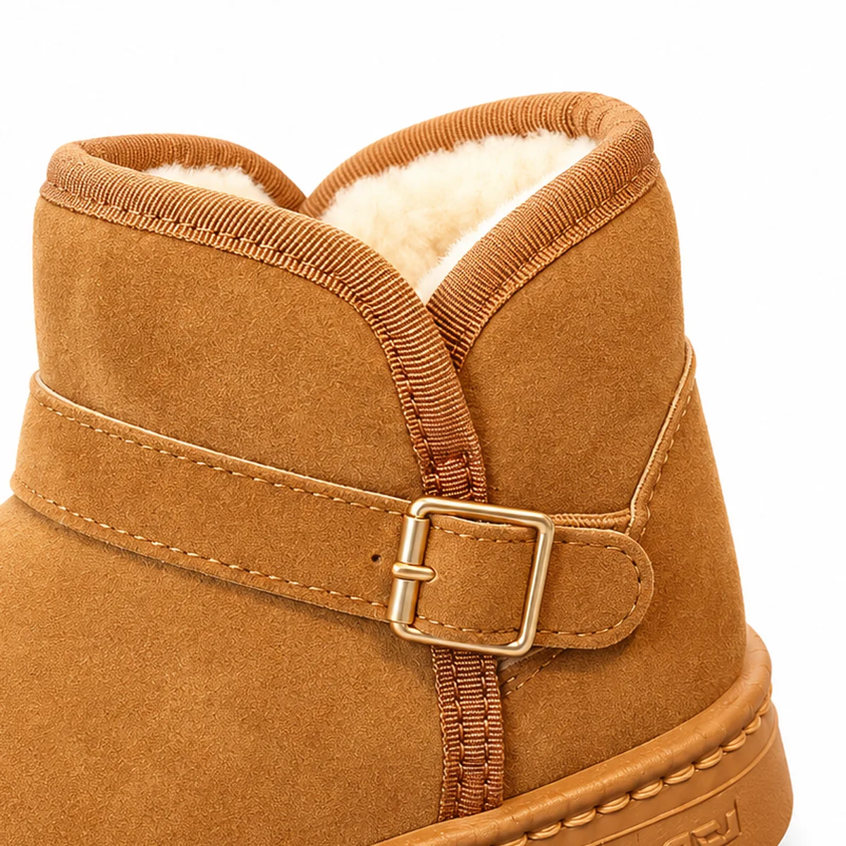 gros plan du haut des bottines fille camel fourrees a bride et boucle