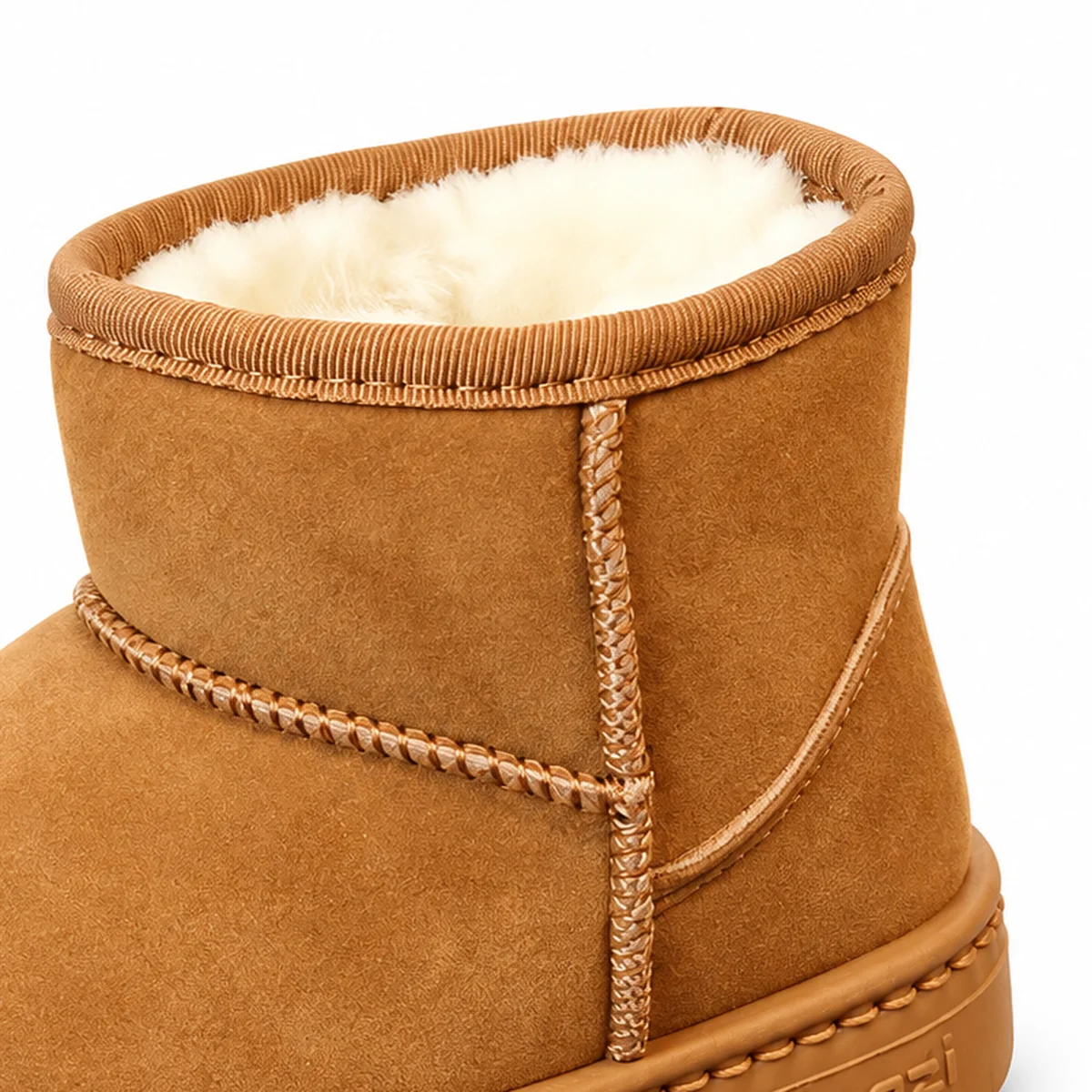 gros plan du haut des bottines fille camel fourrees a enfiler